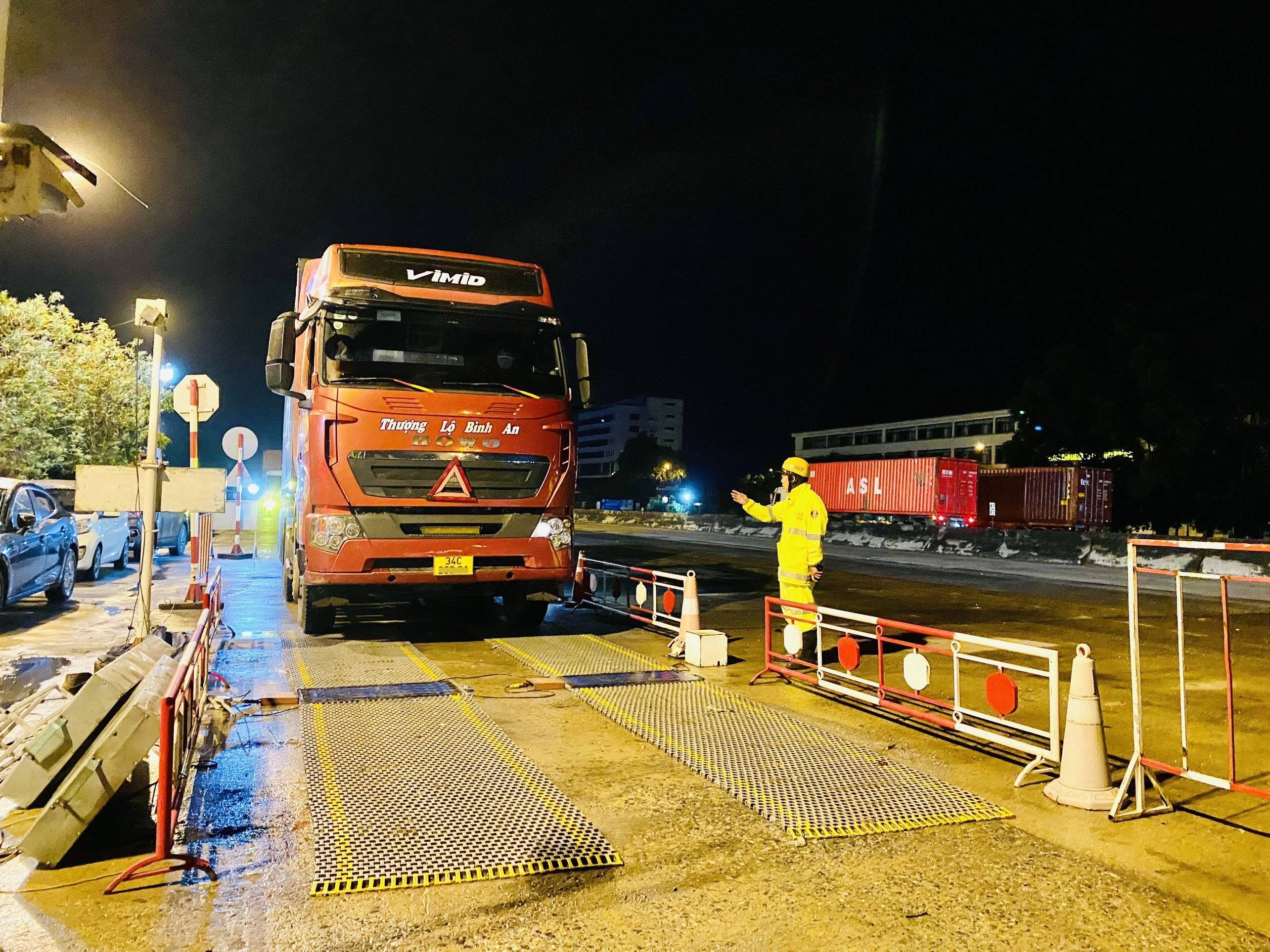 Trắng đêm “đấu tranh” với xe quá tải